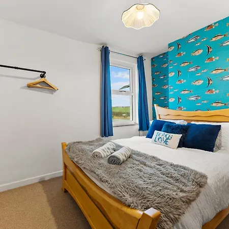 Vintage 2 Bed House In *