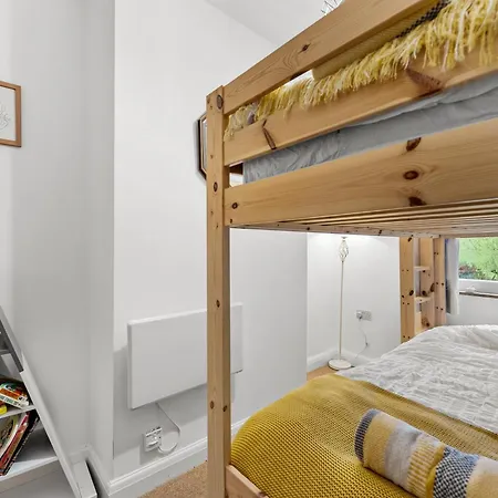 Vintage 2 Bed House In 펜션 *