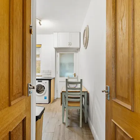 Vintage 2 Bed House In 펜션 *